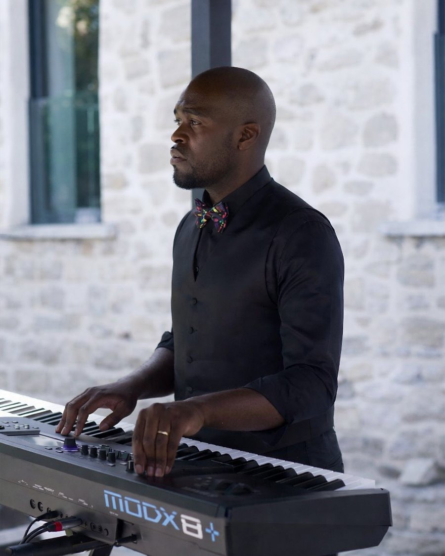Jonathan Mutombo au piano lors d'une prestation
